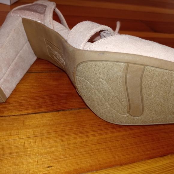 Pumps - Picture 2 of 3